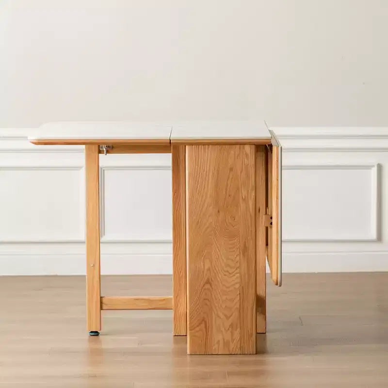 Tavolo da pranzo allungabile con ripiano in ardesia bianca, gambe in rovere naturale, posti a sedere fino a 6 persone