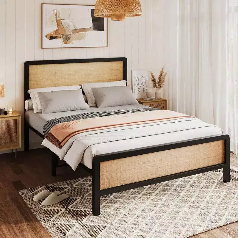 Struttura letto a piattaforma in rattan naturale e metallo nero, matrimoniale/queen, 1-2 persone