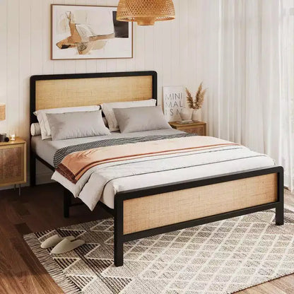Struttura letto a piattaforma in rattan naturale e metallo nero, matrimoniale/queen, 1-2 persone