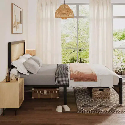 Struttura letto a piattaforma in rattan naturale e metallo nero, matrimoniale/queen, 1-2 persone