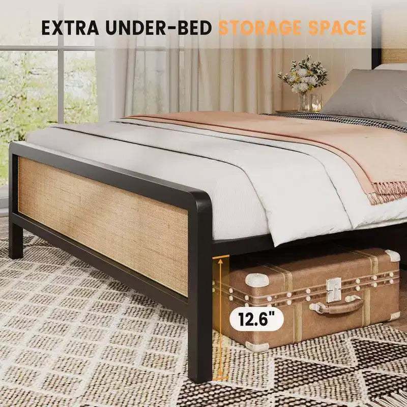 Struttura letto a piattaforma in rattan naturale e metallo nero, matrimoniale/queen, 1-2 persone